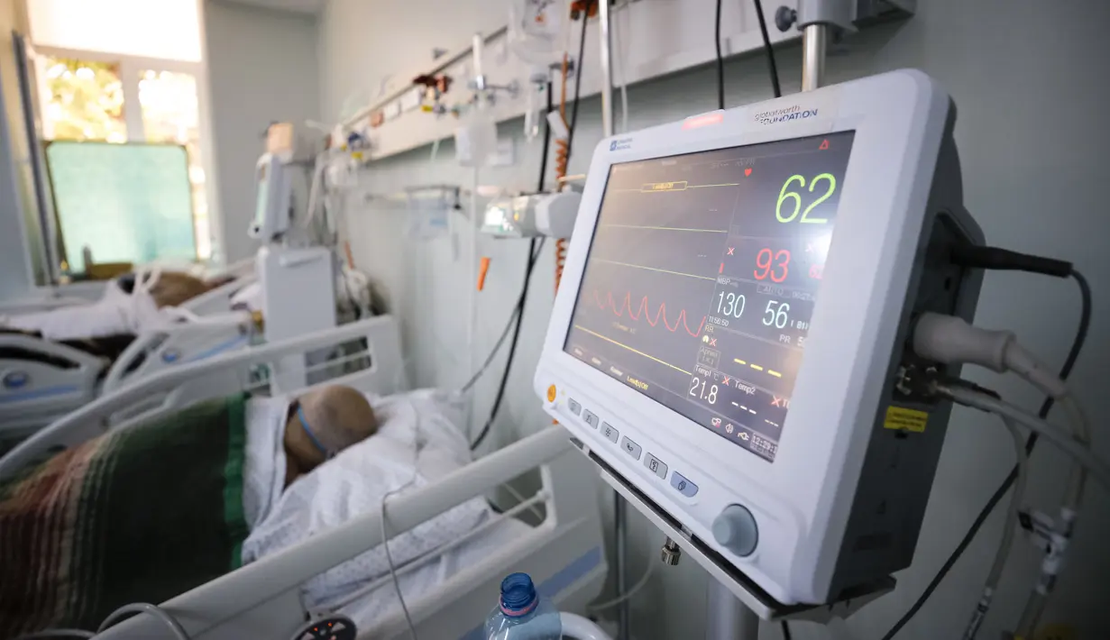 Pasien COVID-19 terhubung ke alat EKG di unit ICU di Institut Pneumologi Nasional Marius Nasta di Bucharest, Rumania, Rabu (6/10/2021). Rumania menghadapi peningkatan infeksi COVID-19 harian yang dipercepat dengan lebih dari 14000 kasus baru dalam 24 jam terakhir. (AP Photo/Andreea Alexandru)
