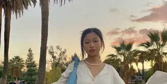 one set berwarna broken white yang terdiri dari mini skirt dan shirt. (instagram/vannteyy)