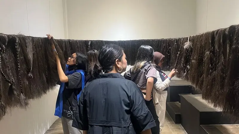 Potret Pengunjung Kepang Rambut Lewat Pameran Audya