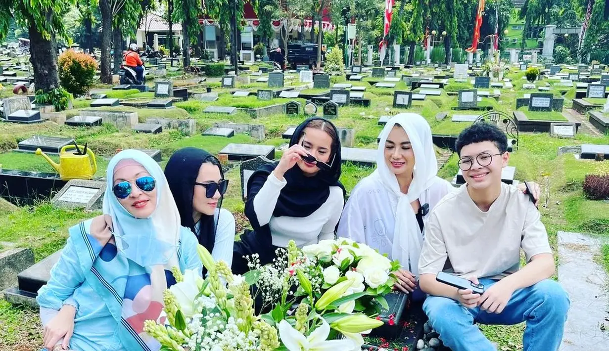 Ziarah makam ini rupanya untuk merayakan hari lahir almarhum Adjie Massaid. Reza Artamevia mengabarkan ini dalam unggahan sebelumnya seraya mengunggah foto keluarga berada di makam. “Happy birthday Adjie. We all here for You & we love you very much for always (Selamat ulang tahun Adjie. Kami ada di sini untukmu dan kami sangat menyayangimu selalu). Al Fatihah,” Reza Artamevia mencuit. (Foto: Dok. Instagram @rezaartameviaofficial)