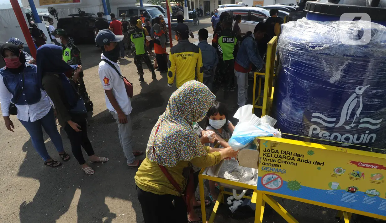 Sejumlah orang mencuci tangan saat petugas melakukan sterilisasi kendaraan yang ingin menuju wilayah Sukabumi di Terminal Cicurug, Sukabumi, Jawa Barat, Minggu (12/4/2020). Proses sterilisasi ini dilakukan untuk mencegah penyebaran virus corona COVID-19. (merdeka.com/Arie Basuki)