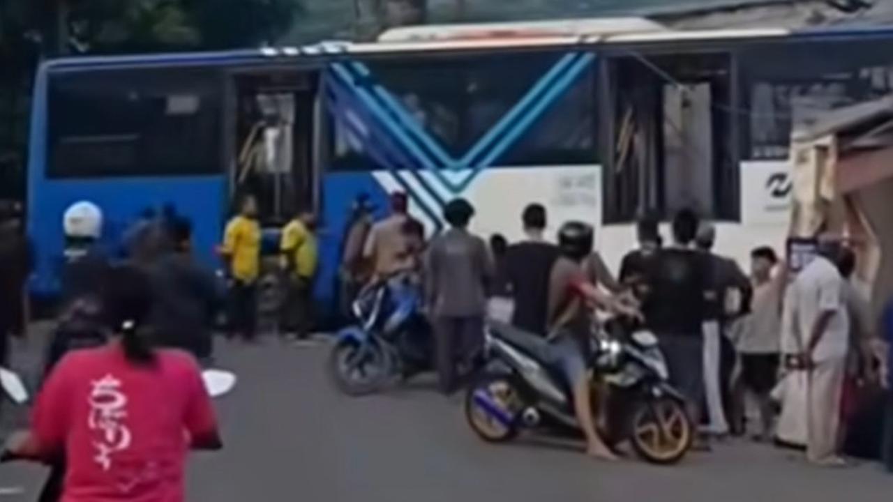 Pagi-Pagi, Bus Transjakarta Tabrak Kios dan Rumah di Cakung hingga Porak Poranda