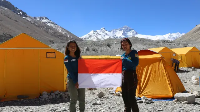 Mathilda dan Fransiska mengibarkan Bendera merah putih di Everest Basecamp. (Dok. Tim Wissemu)
