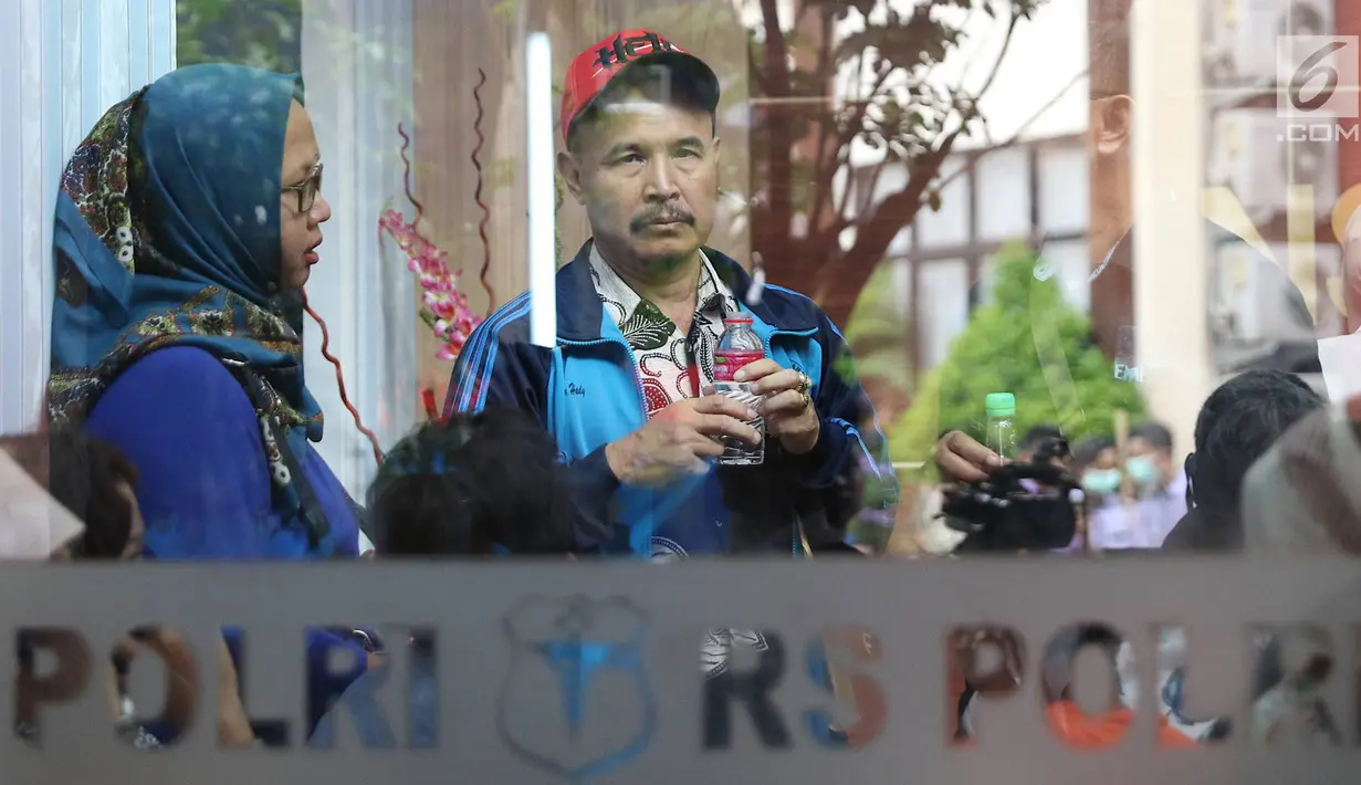 Anggota keluarga korban jatuhnya pesawat Lion Air JT 610 mendatangi posko ante Antemortem Rumah Sakit Polri Kramat Jati, Jakarta, Selasa (30/10). Pihak RS Polri sudah memeriksa 151 anggota keluarga korban pesawat Lion Air. (Liputan6.com/Immanuel Antonius)