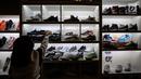 Penjual merapikan sepatu sneaker pada bazar Sneakerpeak Kemang Quatro di Lippo Mall Kemang, Jakarta, Rabu (20/11). Berbagai model dan pilihan ditawarkan bagi para pecinta sneaker.  (Liputan6.com/Fery Pradolo)