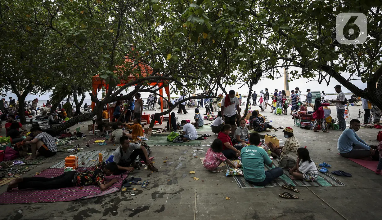 Pengunjung berenang di Pantai Karnaval Ancol, Jakarta, Jumat (14/5/2021). Ancol dibuka khusus bagi warga ber-KTP DKI Jakarta dan membatasi jumlah wisatawan dengan kapasitas 30 persen. (Liputan6.com/Johan Tallo)