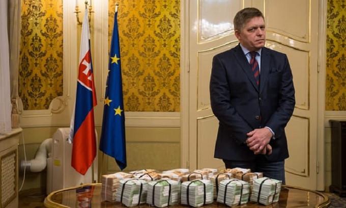 Robert Fico berdiri di belakang bundelan euro di Bratislava. (Vladimír Simicek/AFP)