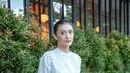 Ide outfit untuk ngantor yang chic ala Anissa Aziza. Ia memadukan atasan blouse putih dipady celana panjang, belt kecil, dan menenteng tas tangan yang semuanya juga berwarna putih. [Foto: Instagram/anissaaziza]
