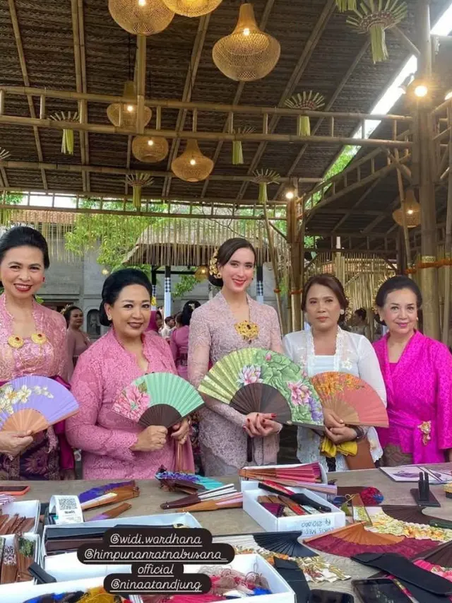 6 Pesona Anggun Menpar Widi Wardhana Dibalut 2 Kebaya Bali saat Hadiri HUT ke-52 Himpunan Ratna Busana Bersama Titiek Soeharto
