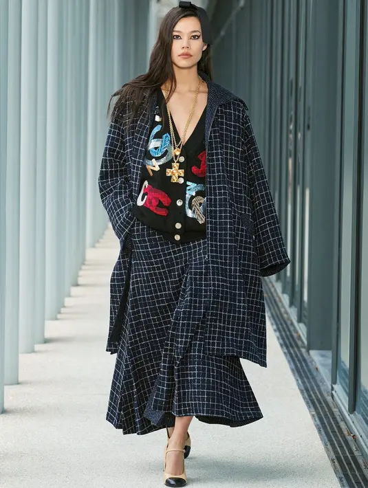 Beragam detail tweed, camellias, art-deco buttons, dan costume jewelry unjuk gigi untuk merayakan detail craftmanship khas Chanel.