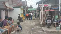 Tiga hari menjelang pergantian tahun, Detasemen Khusus (Densus) 88 anti teror mengamankan terduga teroris di Desa Jayaratu, Kecamatan Sariwangi, Kabupaten Tasikmalaya, Jawa Barat, Jumat pagi (27/12/24). (Liputan6.com/Jayadi Supriadin)