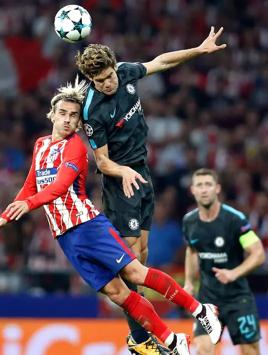 Bek Chelsea, Marcos Alonso berebut bola udara dengan penyerang Atletico Madrid, Antoine Griezmann pada grup C Liga Champions di stadion Wanda Metropolitano, Spanyol, (27/9). Chelsea menang tipis 2-1 atas Atletico Madrid. (AP Photo/Francisco Seco)