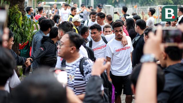 Foto: Fans Serbu Lokasi Latihan Timnas Indonesia, Keamanan Diperketat