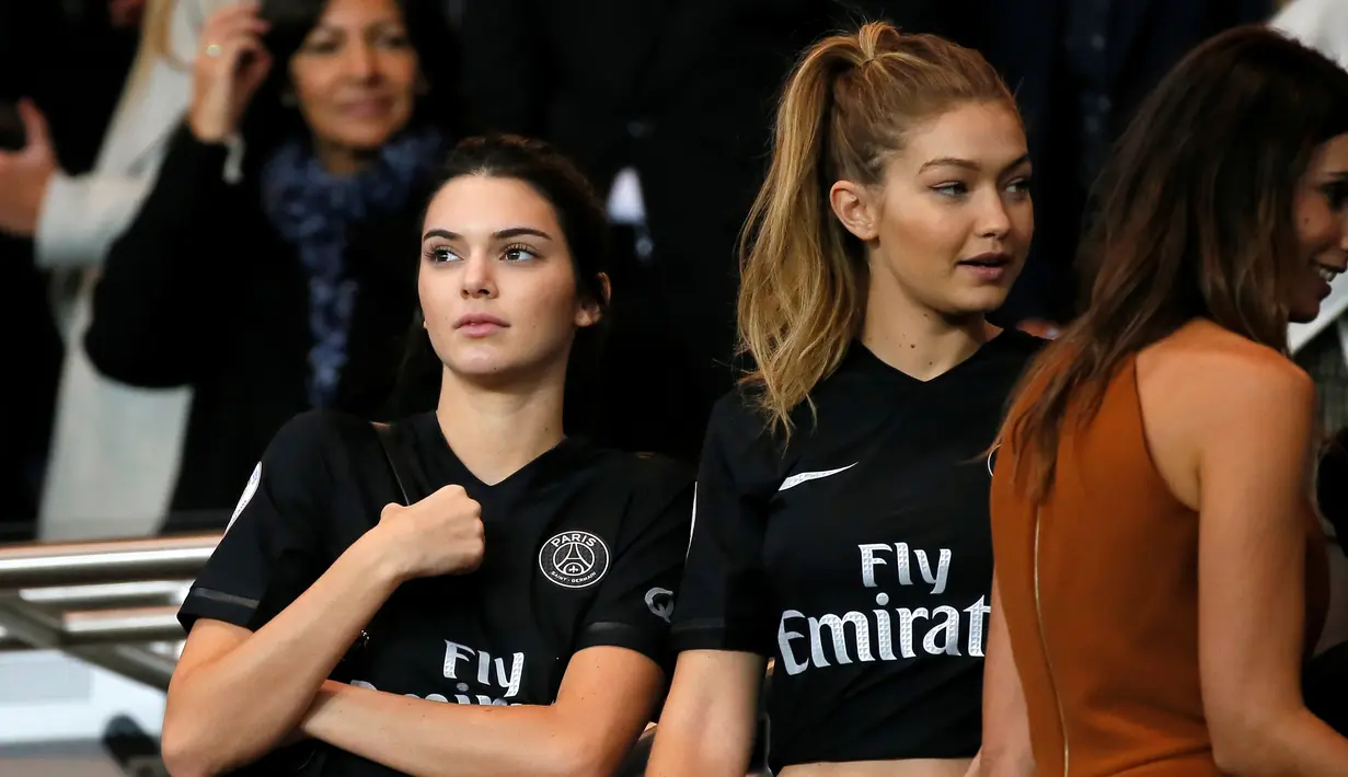  Model Amerika Kendall Jenner (kiri) dan Gigi Hadid (kanan) menyaksikan partai  Ligue 1 Perancis antara PSG and Olympique Marseille di Parc des Princes stadium,Paris, Minggu (04/10/2015). PSG menang 2-1. (EPA/Ian Langsdon)