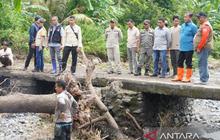 Gubernur NTB Salurkan Bantuan dan Perintahkan Mitigasi Komprehensif Atasi Banjir Obel-Obel