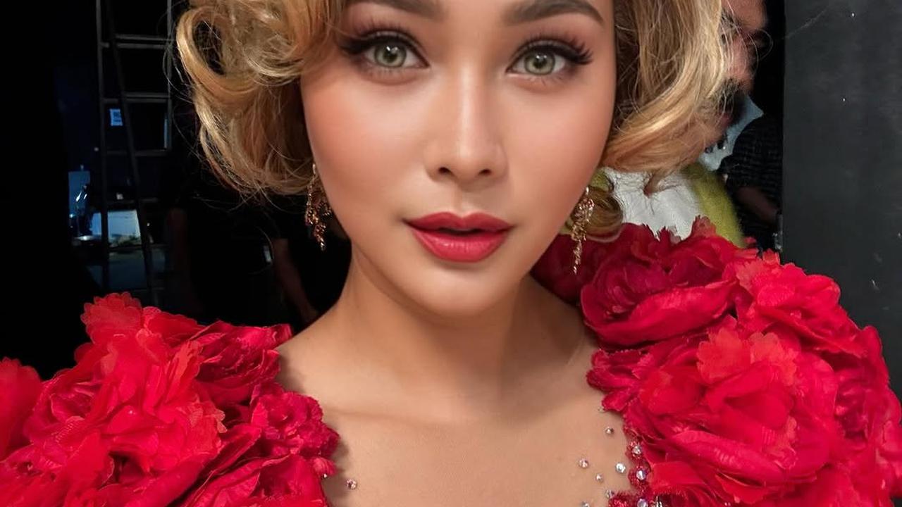 Bikin Salfok, Intip  Gaya Makeup dan Fashion Cetar Inul Daratista di Atas Panggung,