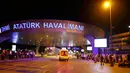 Mobil ambulans didatangkan ke lokasi ledakan bom bunuh diri di Bandara Atarturk, Istanbul, Turki, Selasa (28/6). Bom bunuh diri tersebut setidaknya menewaskan 36 orang dan hampir 150 lainnya terluka. (REUTERS/Osman Orsal)