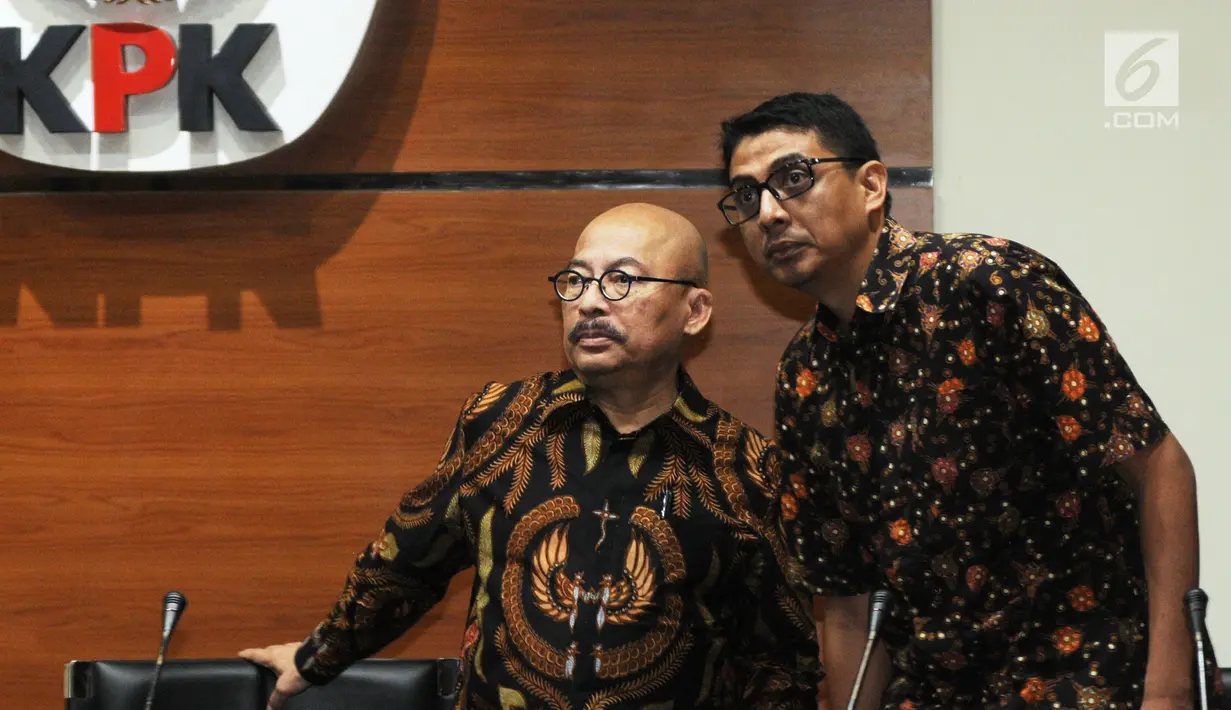 Anggota Pansel MK Mas Achmad Santosa (kiri) dan Zainal Arifin bersiap memberi keterangan kepada awak media usai melakukan pertemuan di gedung KPK, Jakarta, Senin (9/7). (Merdeka.com/Dwi Narwoko)
