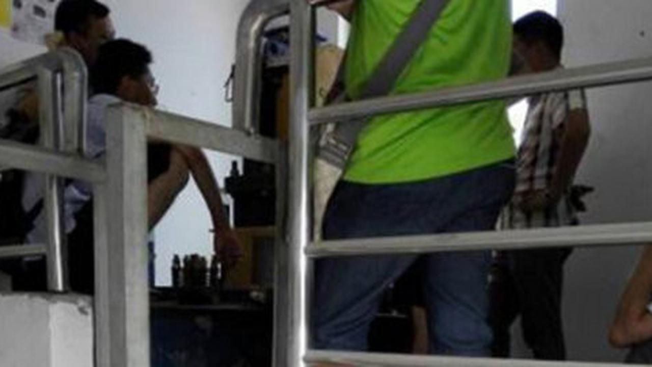 Lift rusak hingga tembus atap gedung