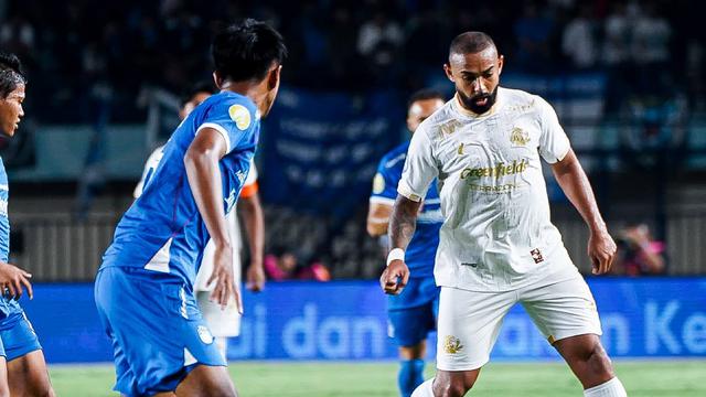 Persib Bandung kontra Arema FC di BRI Liga 1 2024/2025.