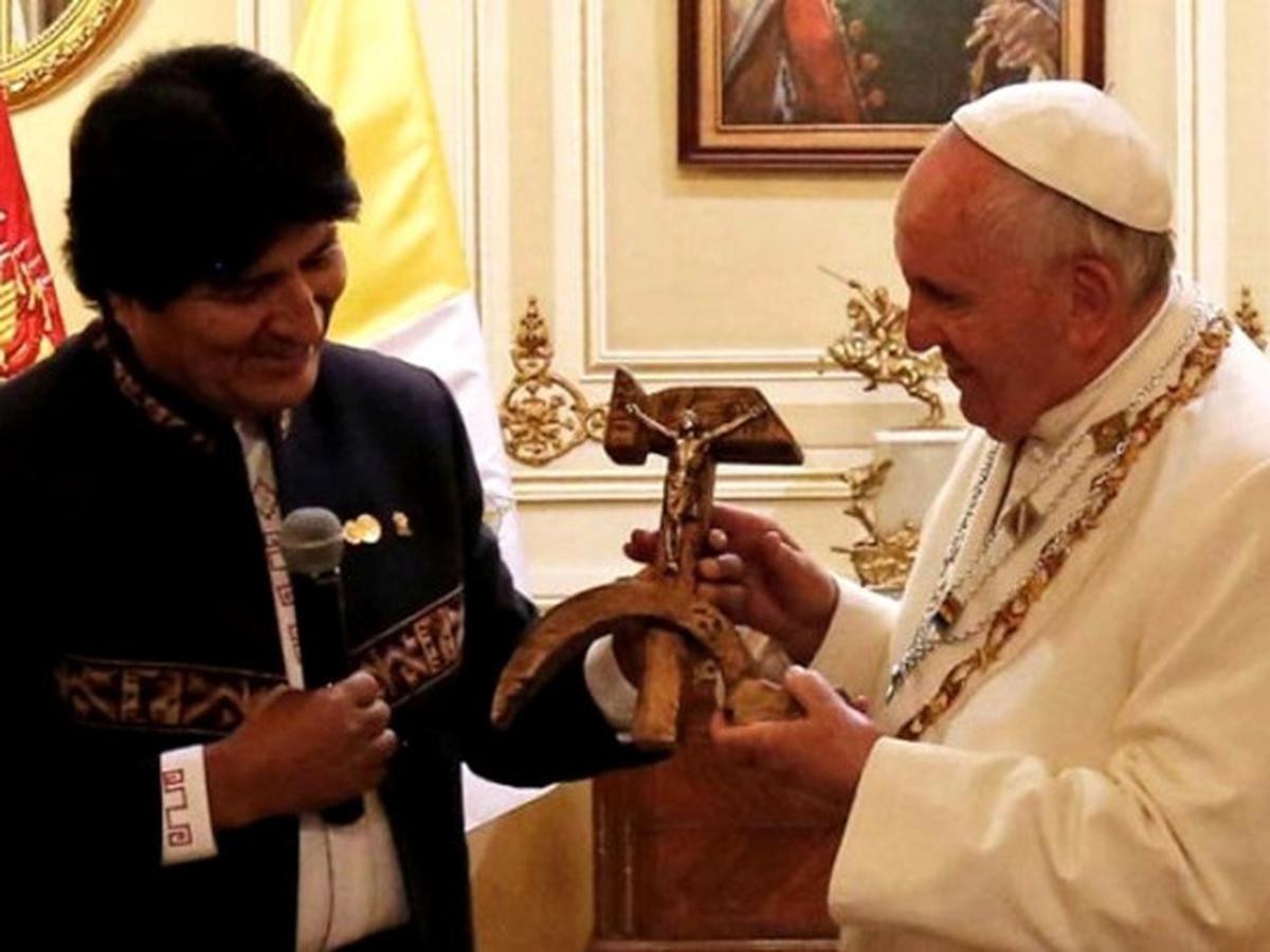 Presiden Evo Morales hadiahi Paus Fransiskus salib palu arit