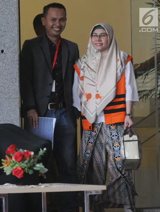 Hakim PN Tangerang Wahyu Widya Nurfitri bersiap meninggalkan gedung KPK usai menandatangani berkas P21, Jakarta, Jumat (11/5). Widya dapat secepatnya menjalani sidang terkait dalam kasus dugaan suap. (Merdeka.com/Dwi Narwoko)