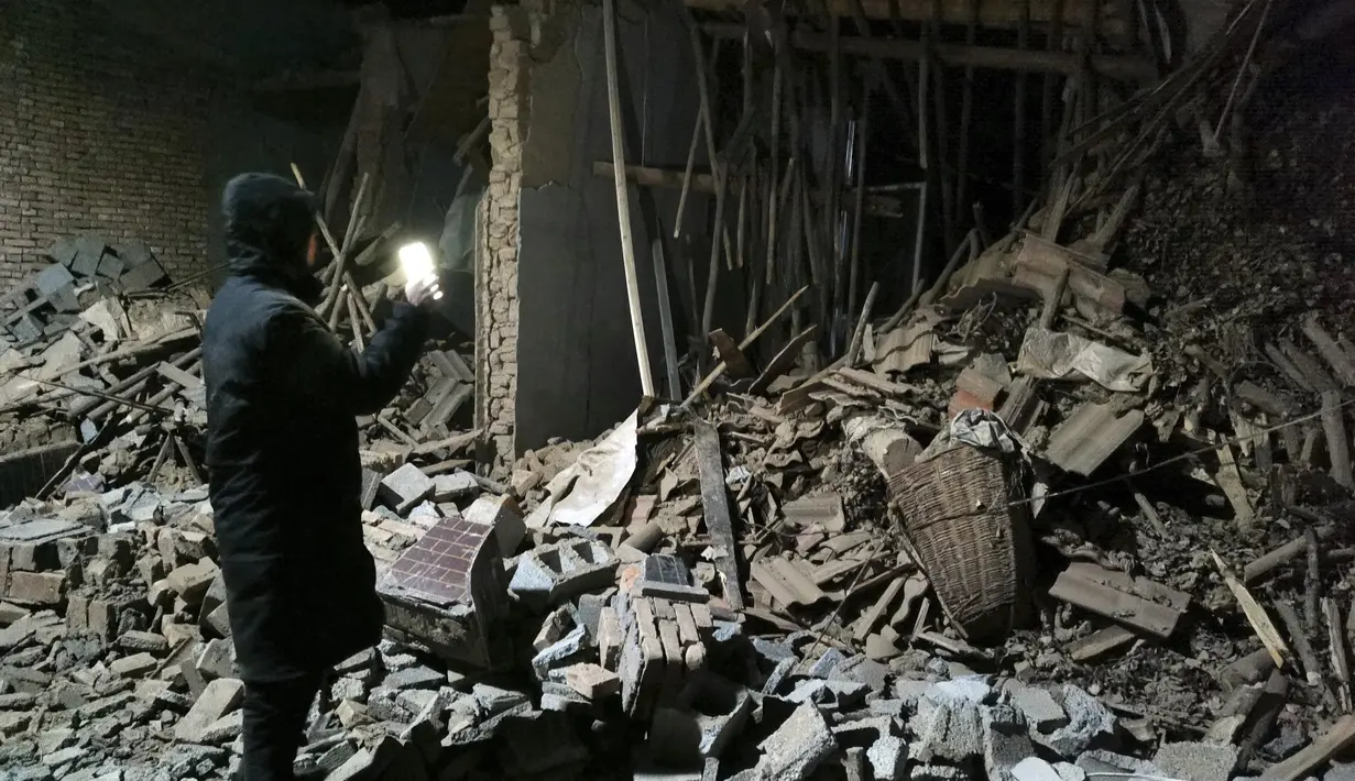 Hampir 1.500 petugas pemadam kebakaran dikerahkan dan 1.500 lainnya bersiaga, menurut media pemerintah. (Chinatopix via AP)