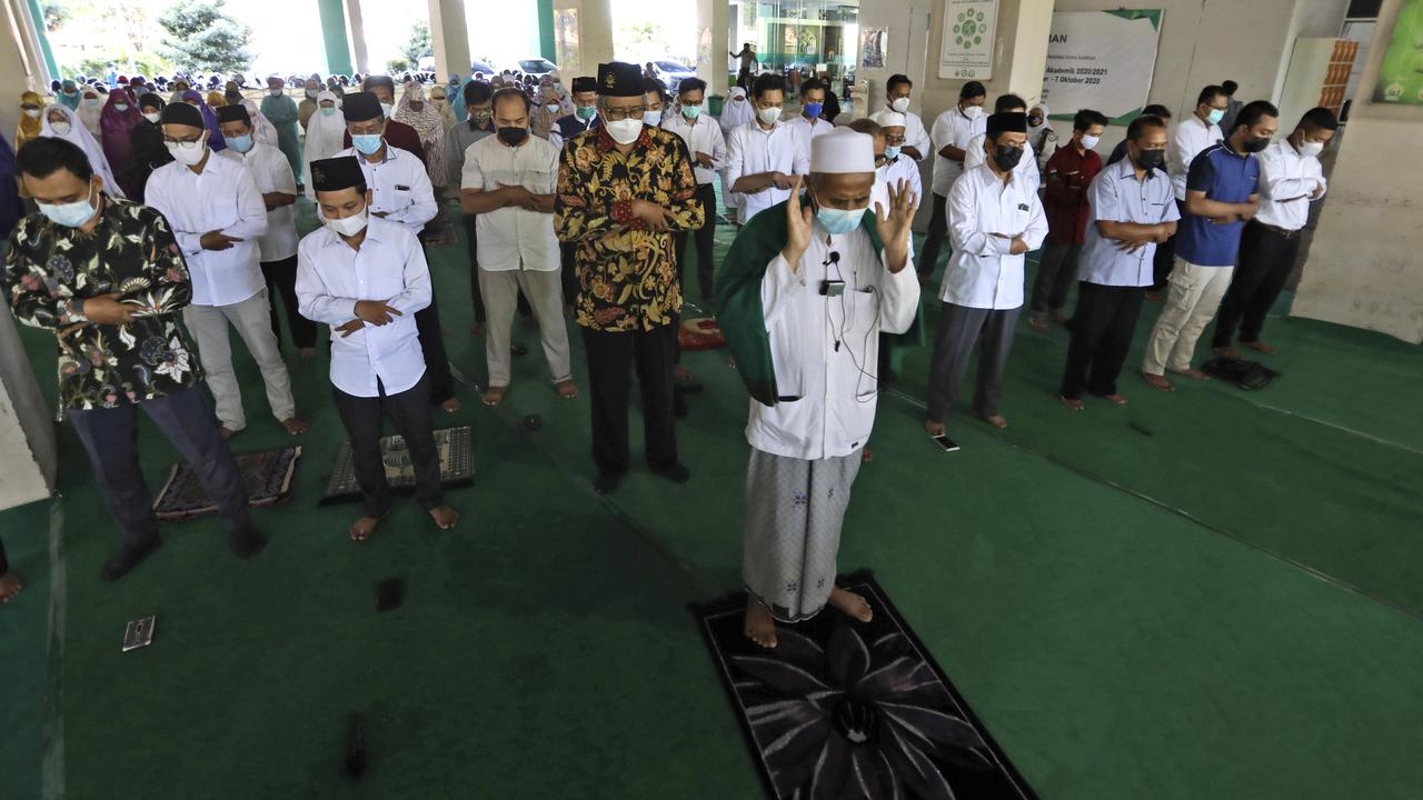 Sholat Ghaib Untuk Kru KRI Nanggala 402