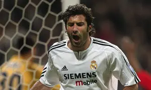 Karier Figo terus bersinar selama lima tahun merumput di Real Madrid. Pemain gelandang ini mencetak 66 gol dan 89 assist dari 336 pertandingan dan memenangi tujuh trofi bersama Real Madrid. (AFP/Javier Soriano)