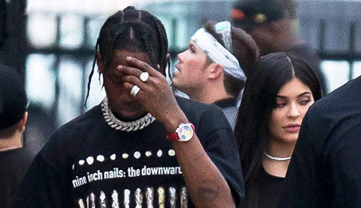 Dalam kondisi sedang berbadan dua, Kylie yang selama ini selalu jadi sorotan publik pun tertangkap kamera sedang menghabiskan waktu bersama dengan ayah dari bayinya, Travis  Scott. (doc. Daily Mail)