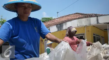 Pekerja memilah sampah plastik untuk dikeringkan sebelum proses daur ulang di Desa Tanjungrejo, Kecamatan Jekulo, Kudus, Jawa Tengah , (6/1/2016). Harga perkilo plastik bekas ini mencapai Rp.1200.00 dalam kondisi kering. (Liputan6.com/Gholib)