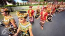 Peserta mengikuti karnaval pembukaan Hari Tari Dunia di kampus ISI Surakarta, Kamis (28/4). Sejumlah penari akan berpartisipasi menari selama 24 jam. (Liputan6.com/Boy Harjanto)