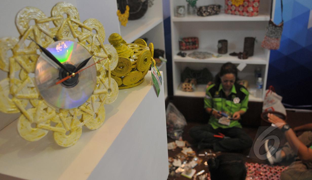 Sebuah stand menampilkan produk yang berasal dari barang-barang bekas yang tak lagi terpakai pada Agrinex Expo ke-9 yang digelar di JCC, Jakarta, Sabtu (21/3/2015). (Liputan6.com/Johan Tallo)