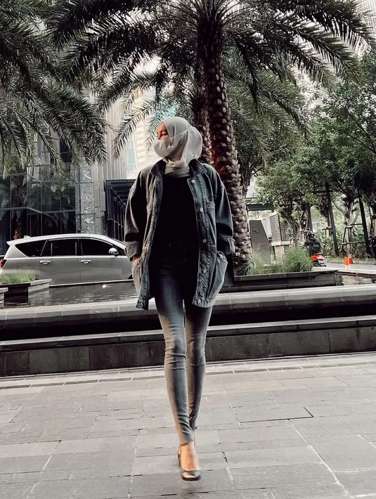 12 Potret OOTD Kemeja Oversized Hijab ala Seleb dari Tya AriestyaLesty