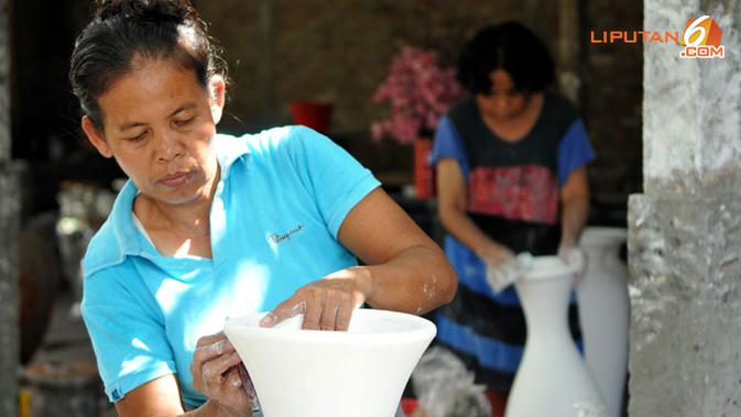 Hingga 2013, tercatat sebanyak 43.872 UMKM yang merupakan mitra binaan PLN di seluruh Indonesia, termasuk salah satunya industri keramik di Yogyakarta (Liputan6.com/ Panji Diksana)