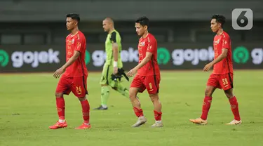 Pemain Persija Jakarta berjalan di lapangan usai laga pekan ke-20 BRI Liga 1 2023/2024 di Stadion Patriot Candrabhaga, Bekasi, Senin (27/11/2023). (Bola.com/M. Iqbal Ichsan)