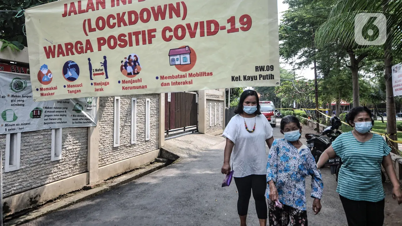 FOTO: 22 Orang Positif COVID-19, Warga Zona Merah Kayu Putih Jalani Tes PCR
