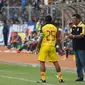 Pelatih Sriwijaya FC, Benny Dollo (kanan) memberikan arahan pada Titus Bonai (tengah) saat berlaga melawan Arema Cronus di Trofeo Persija di Stadion GBK Jakarta, (11/1/2015). (Liputan6.com/Helmi Fithriansyah)