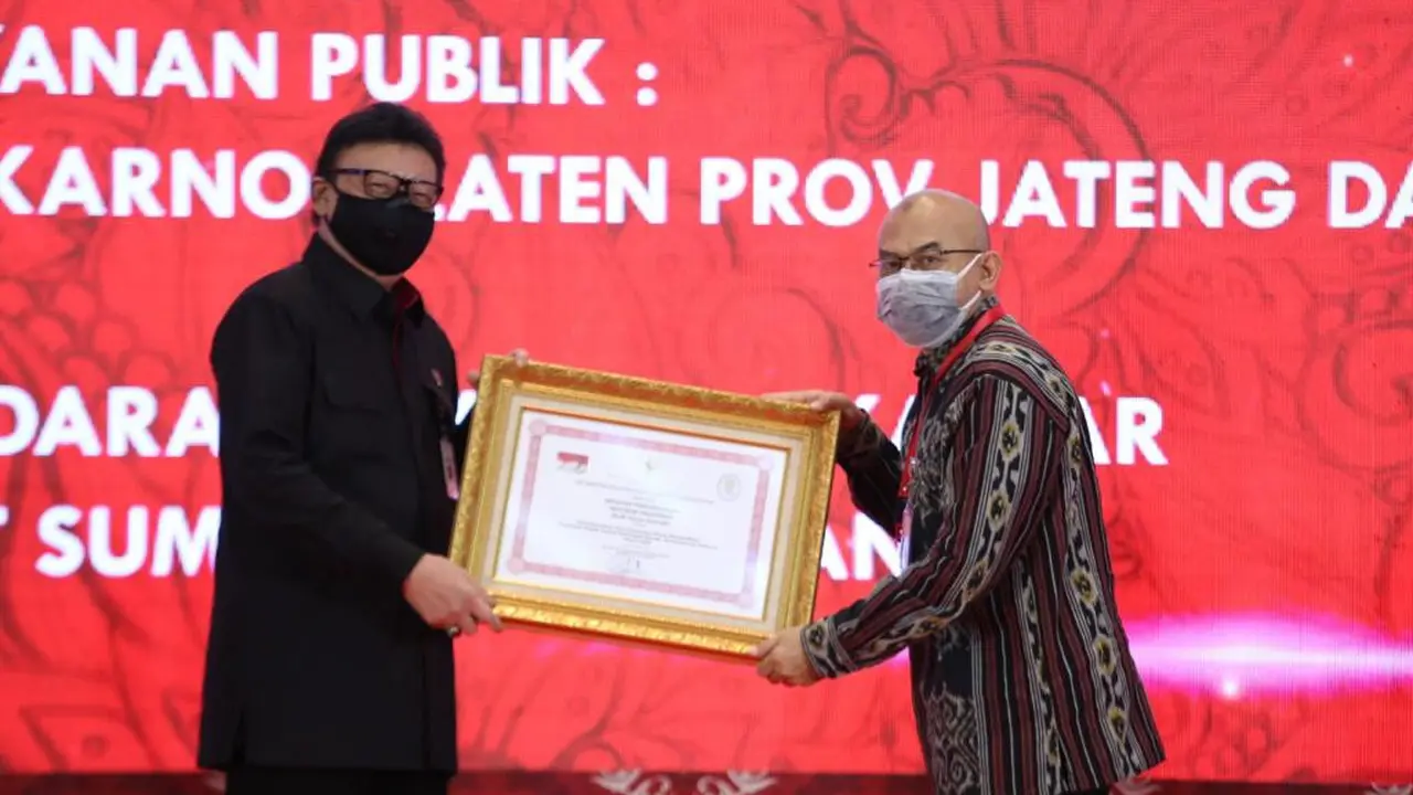 Pemberian penghargaan oleh Menteri PANRB Tjahjo Kumolo kepada Sekretaris Jenderal Kemenhub Djoko Sasono yang hadir mewakili Menteri Perhubungan Budi Karya Sumadi (Kementerian Perhubungan)