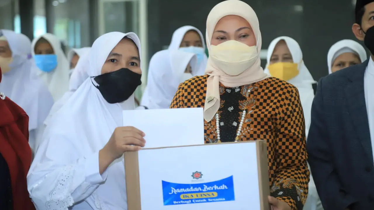 Menaker Salurkan Paket Sembako Ramadan di Surabaya (Istimewa)