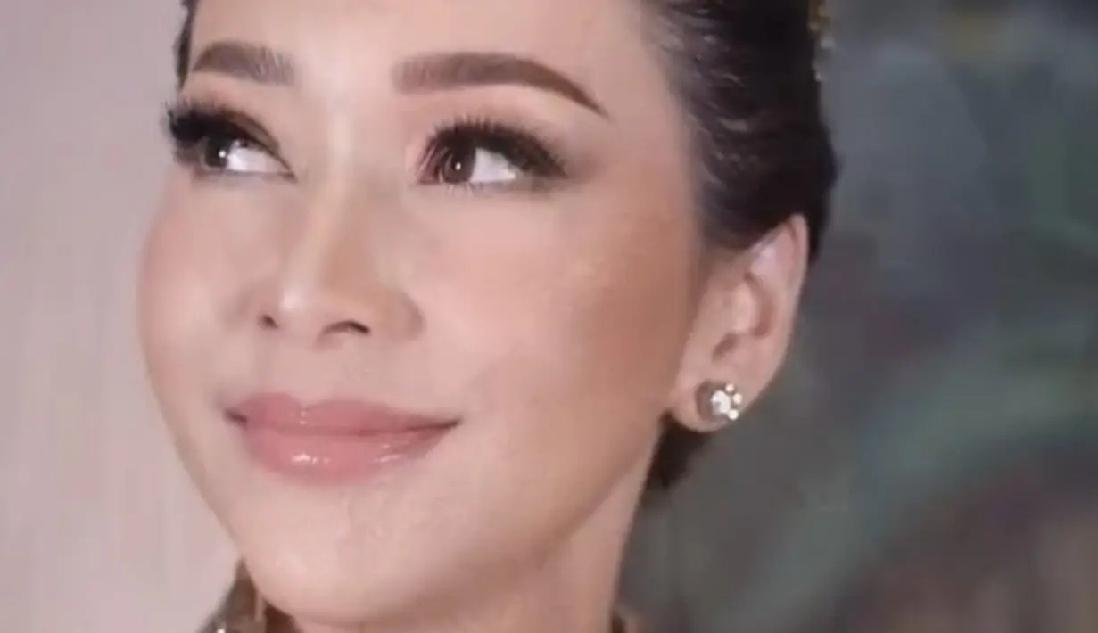 Kehadiran Maia Estianty tidak sendiri, ia datang bersama sang suami Irwan D. Musry, dan duduk di deretan tamu undangan.  [Foto: Instagram/ MaiaEstiantyreal]