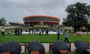 Penampakan panggung untuk sesi foto bersama resmi para pemimpin BRICS dalam KTT di Bharat Mandapam, New Delhi, India, Sabtu (12/9/2026). (Dok. AP Photo/Manish Swarup)