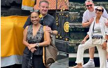 6 Gaya Risa Dewi Ibunda Alyssa Daguise Liburan di Bali, Stylish Kenakan Outfit Serasi Bareng Keluarga