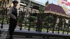 Anggota polisi bersiaga di sekitar gedung Mabes Polri, Jakarta, Selasa (5/7). Pengamanan Mabes Polri diperketat pasca pengeboman bunuh diri di Mapolresta Solo.(Liputan6.com/Faizal Fanani)