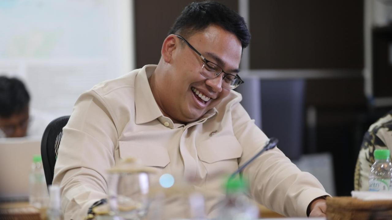 Pertemuan antara Menteri Sosial Saifullah Yusuf (Gus Ipul) dan Wakil Menteri Komunikasi dan Digital Angga Raka Prabowo di Kantor Kemensos
