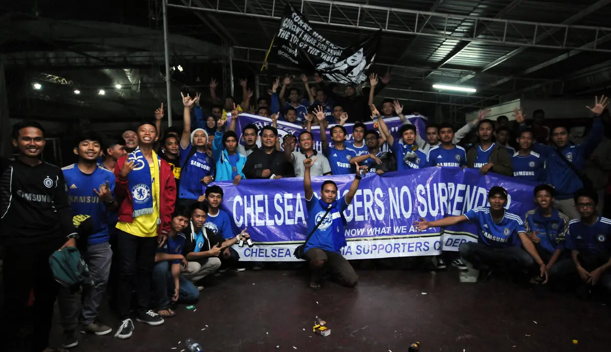 Sejumlah supporter klub Chelsea bersorak usai mengikuti acara Nonton Bola Seru Arsenal vs Chelsea di Andik Futsal, Depok, Jawa Barat, Minggu (26/4/2015). Kedua tim bermain imbang 0-0. (Liputan6.com/Helmi Fithriansyah)