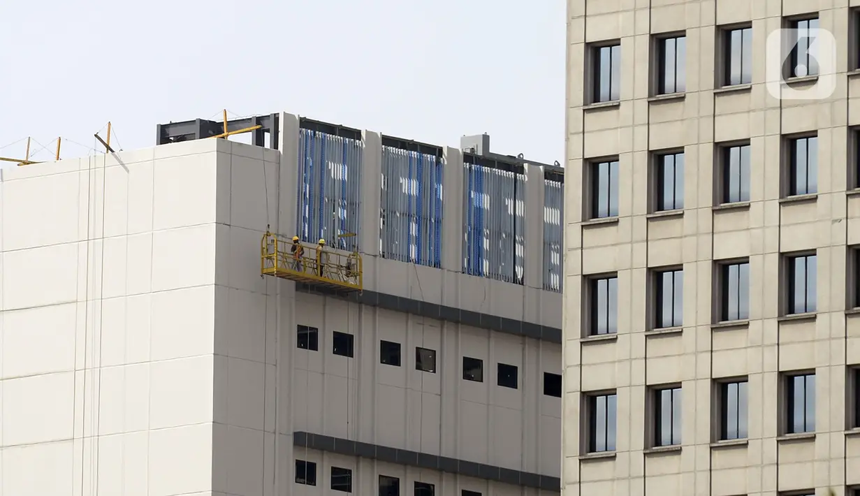 Pekerja membersihkan kaca gedung bertingkat di kawasan Sudirman Central Business District (SCBD), Jakarta, Senin (8/6/2020). Hampir tiga bulan kebijakan work from home (WFH) akibat pandemi COVID-19, banyak gedung bertingkat tidak terawat hari ini mulai dibersihkan. (merdeka.com/Dwi Narwoko)