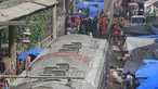 Warga Gunung Putri melakukan aktivitas jual beli di pasar dadakan yang berada di sisi rel KRL Nambo, Citeureup, Bogor (20/4). Meskipun berbahaya para pedagang tetap menjajakan dagangannya di tempat tersebut. (Merdeka.com/Arie Basuki)