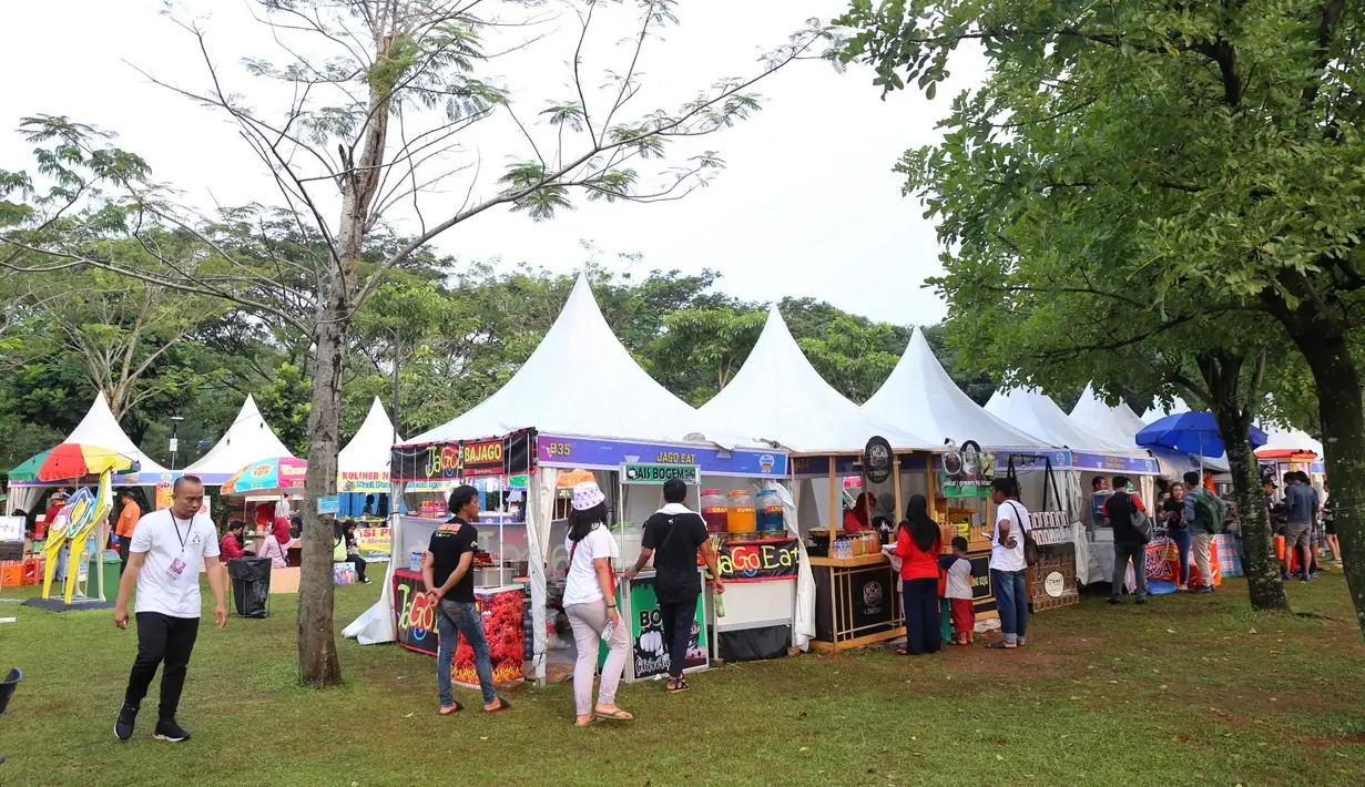 Dan bisa ditebak, antrian pun mengular di pintu masuk event di ruang terbuka Bintaro Xchange.  (Adrian Putra/Bintang.com)