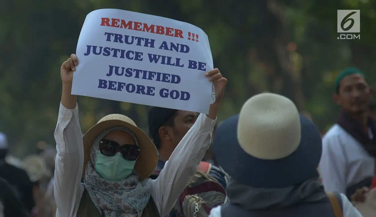 Massa aksi membawa poster untuk menggelar aksi kawal putusan hasil sengketa pilpres 2019 di sekitar Gedung Mahkamah Konstitusi (MK), Jakarta, Kamis (27/6/2019). Para demonstran yang turun ke jalan hanya duduk di sekitaran kawasan Patung Kuda yang telah ditutup oleh petugas. (merdeka.com/Imam Buhori)